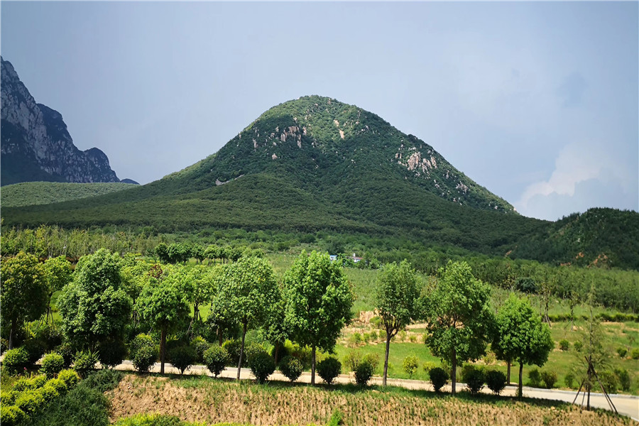 陵园周边山势