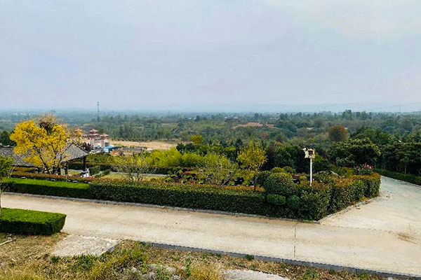 凤凰山人文纪念园景观