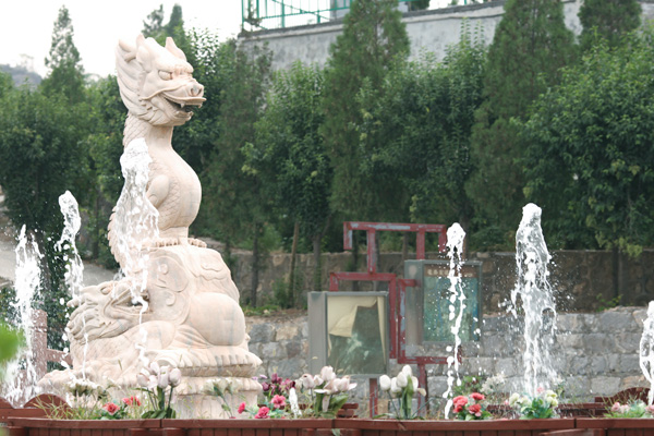 龙石雕与喷泉