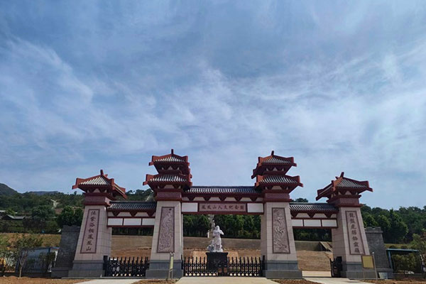 新密凤凰山人文纪念园大门