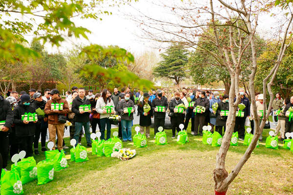郑州市2025年清明节节地生态葬活动在河南福寿园举行