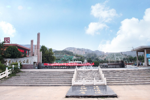龙居山陵园大门