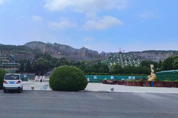 陵园背山风水极好