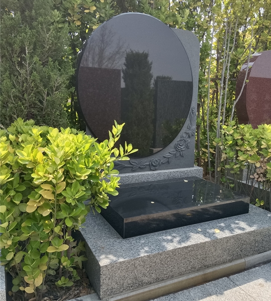 万福园艺术立碑