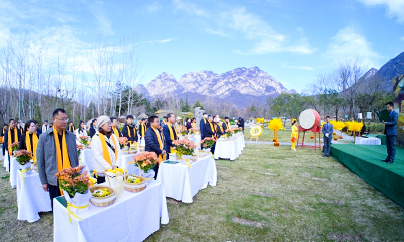 莲花山人文纪念公园生态葬活动现场