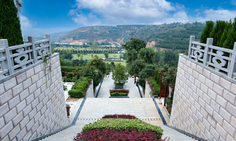 御泉森林陵园被群山所环绕