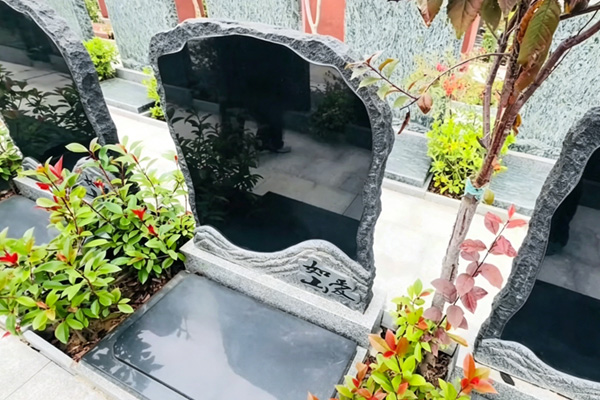 荥阳黄河纪念公园「爱如山」墓碑：以碑为念，寄情永恒