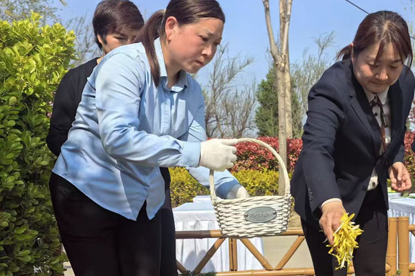 荥阳市公益节地生态葬集体安葬仪式在黄河纪念公园温情举行