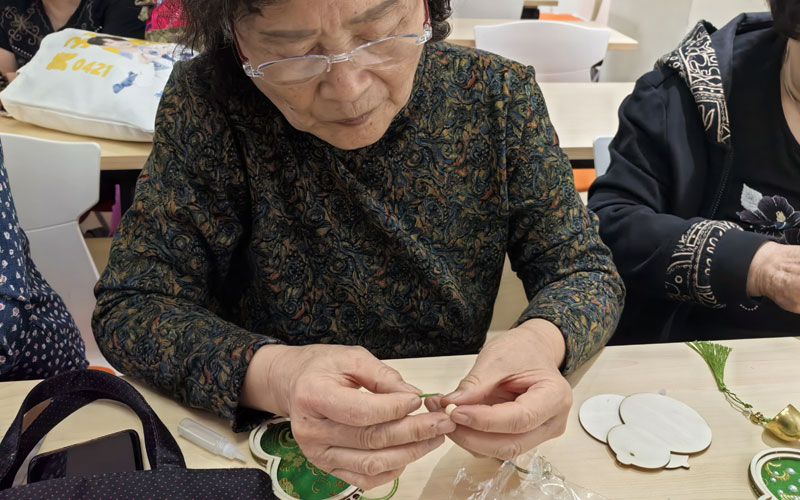 退休教师沉浸式体验宋锦风铃非遗手作 退休教师沉浸式体验宋锦风铃非遗手作