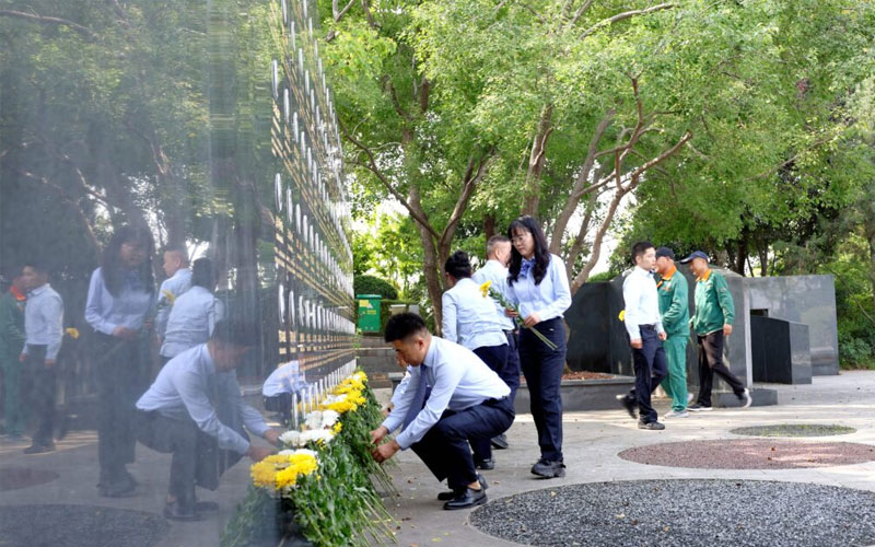 向烈士献花